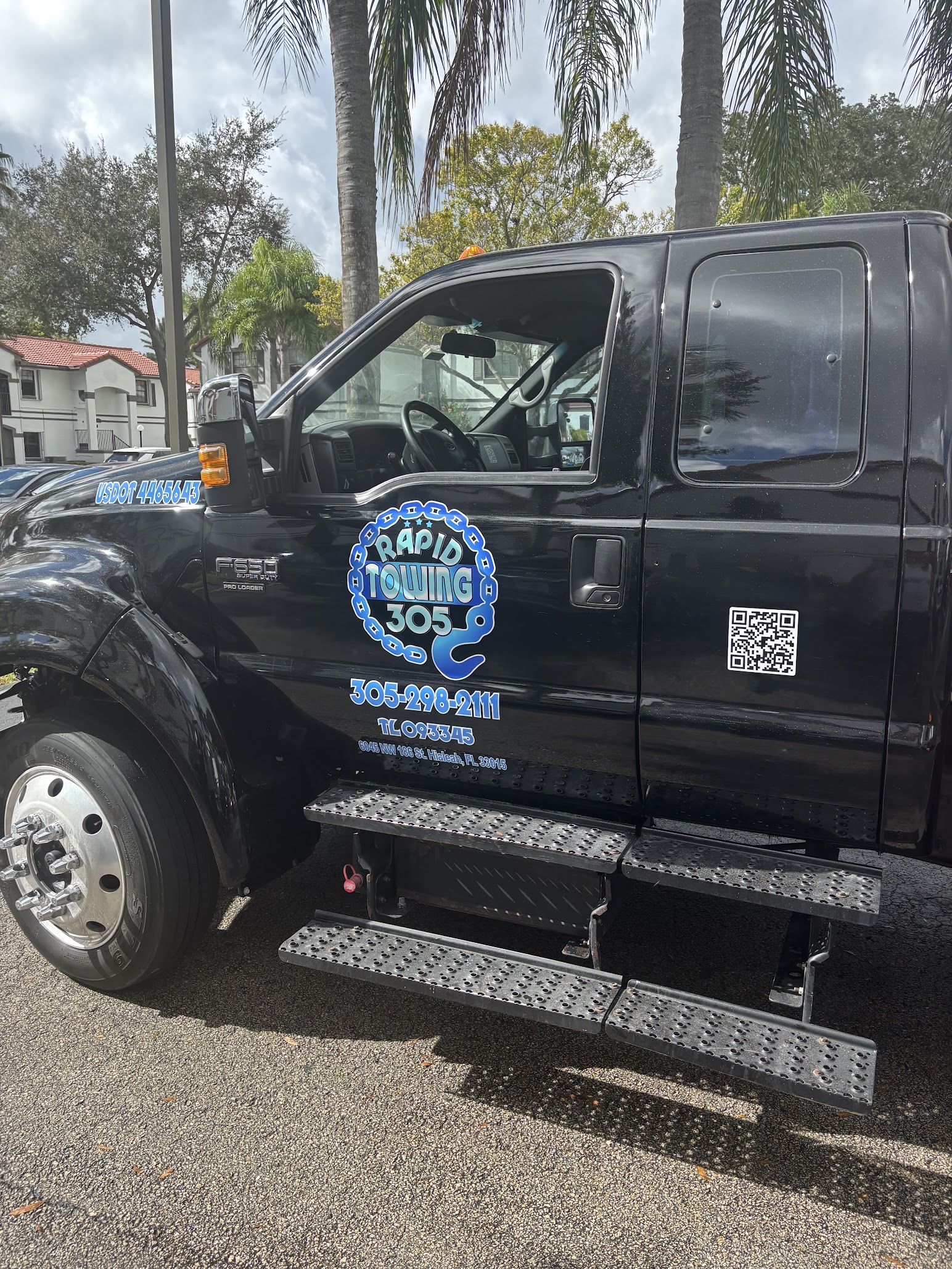 Rapid Towing 305 tow truck with Misael