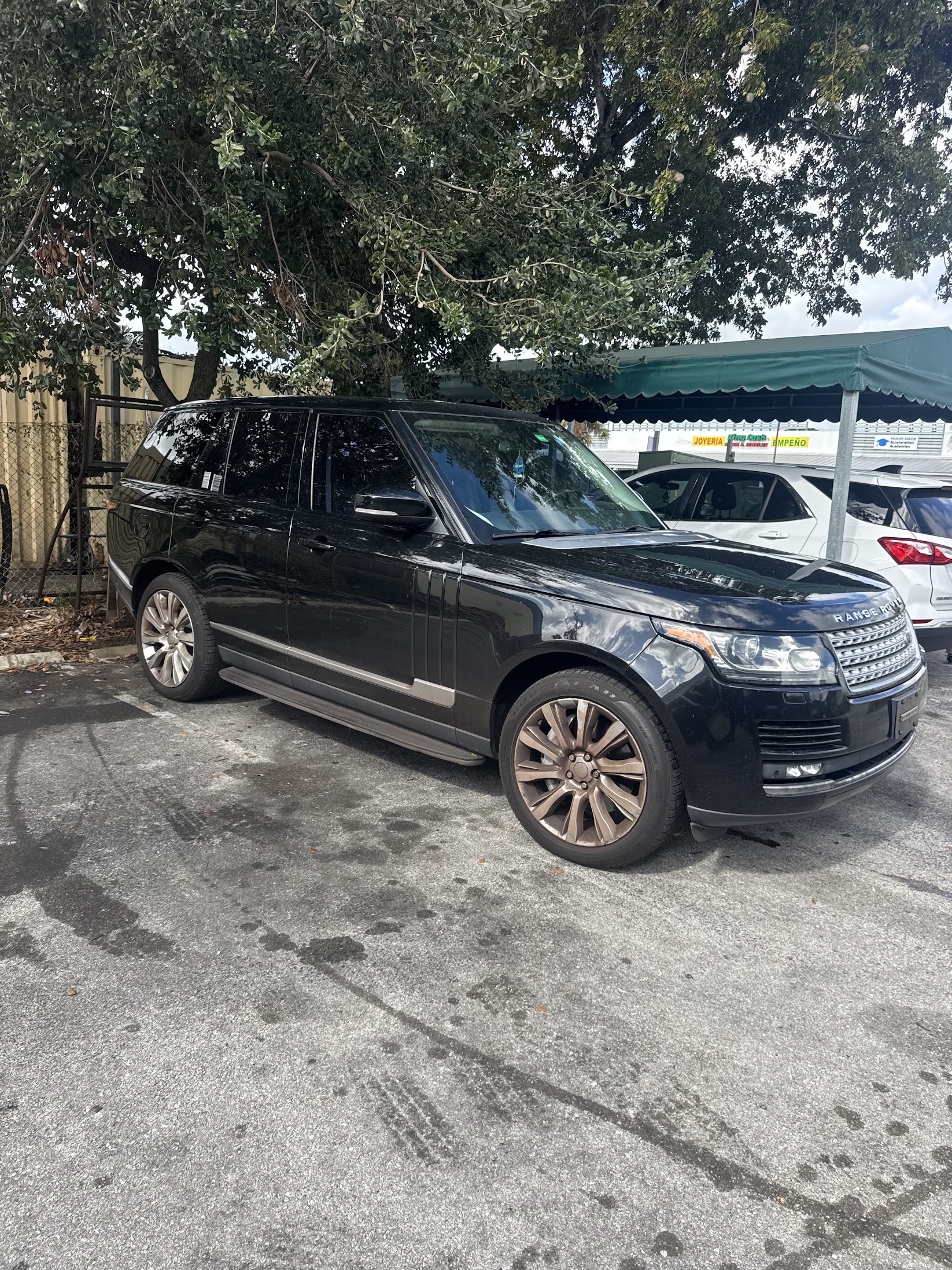 Range Rover parked before towing