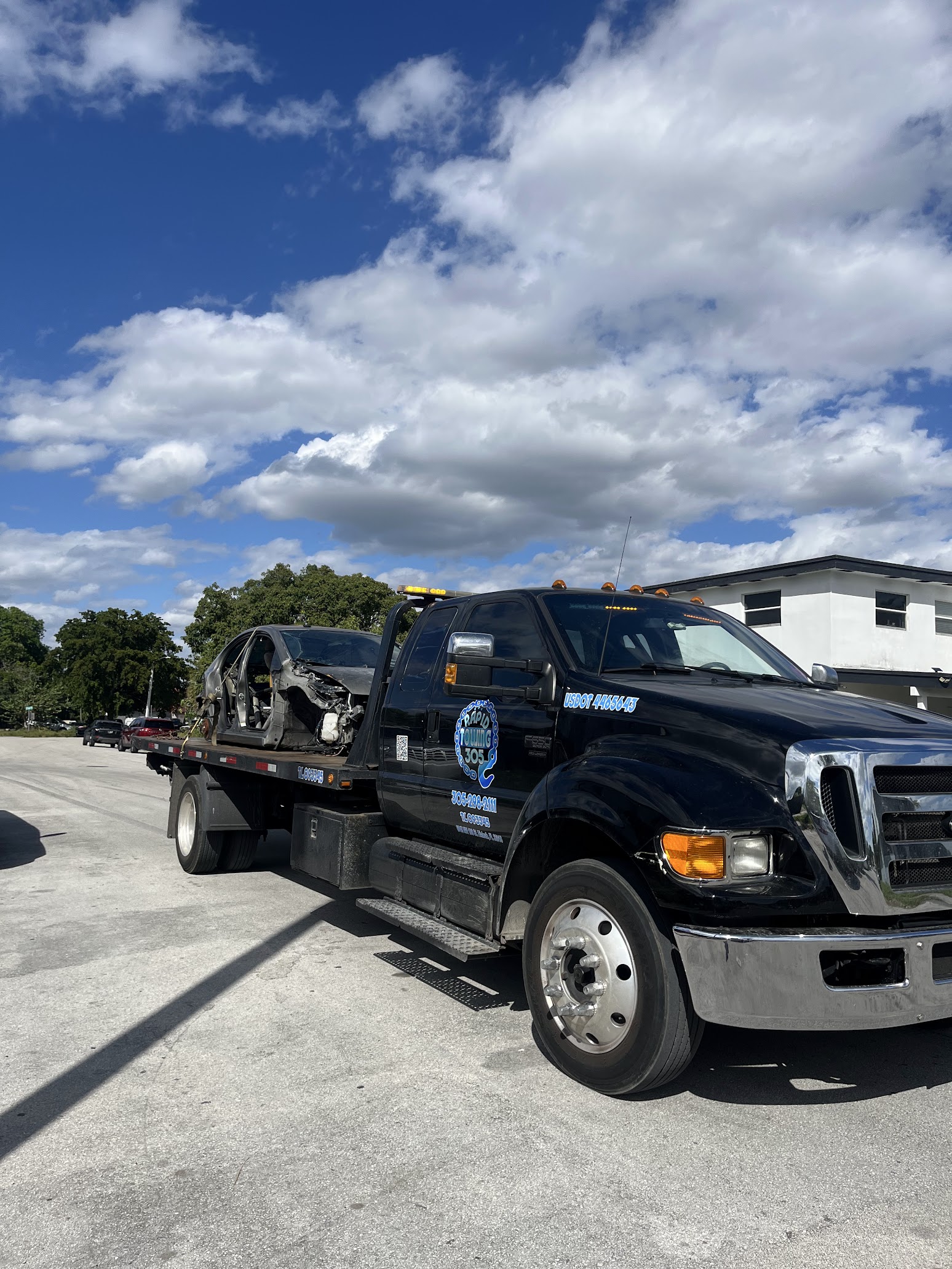 Rapid Towing 305 flatbed truck ready for vehicle shell removal